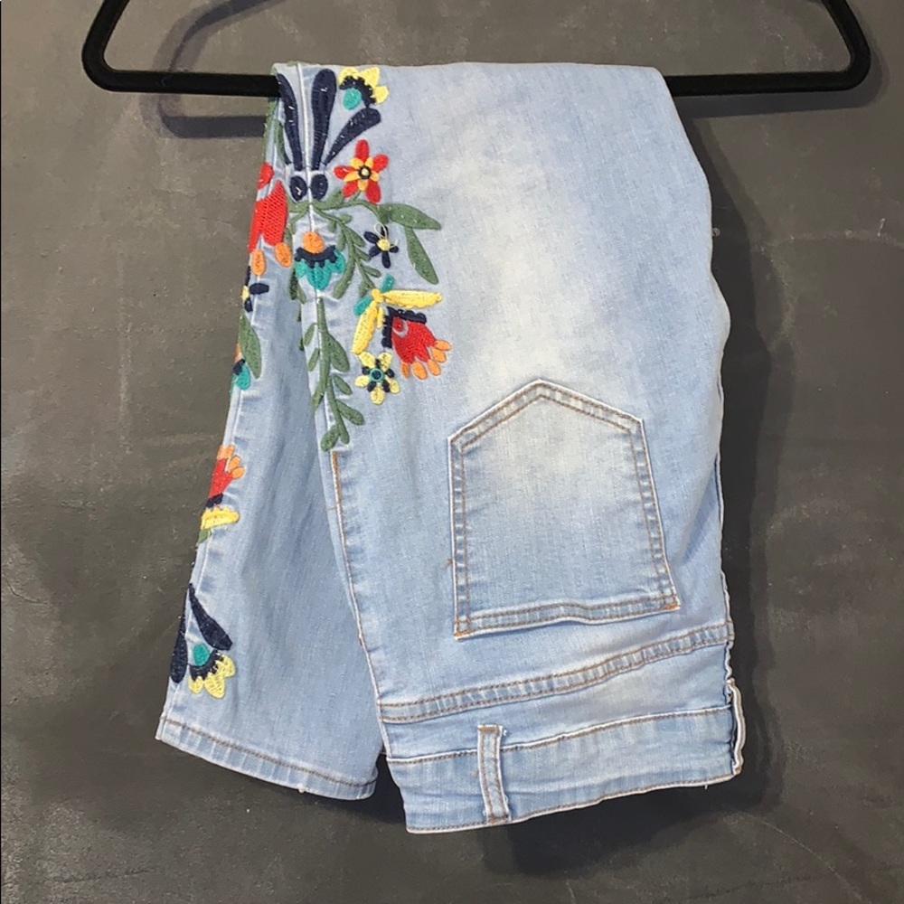 Embroidered Cropped Jeans